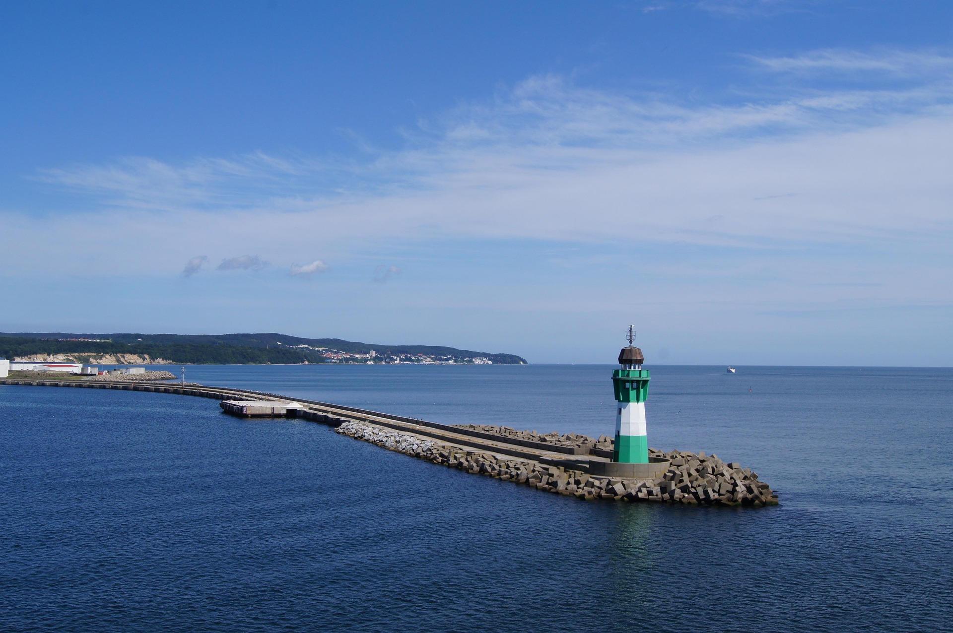 Leuchtturm am Ende einer Mole an der Ostsee