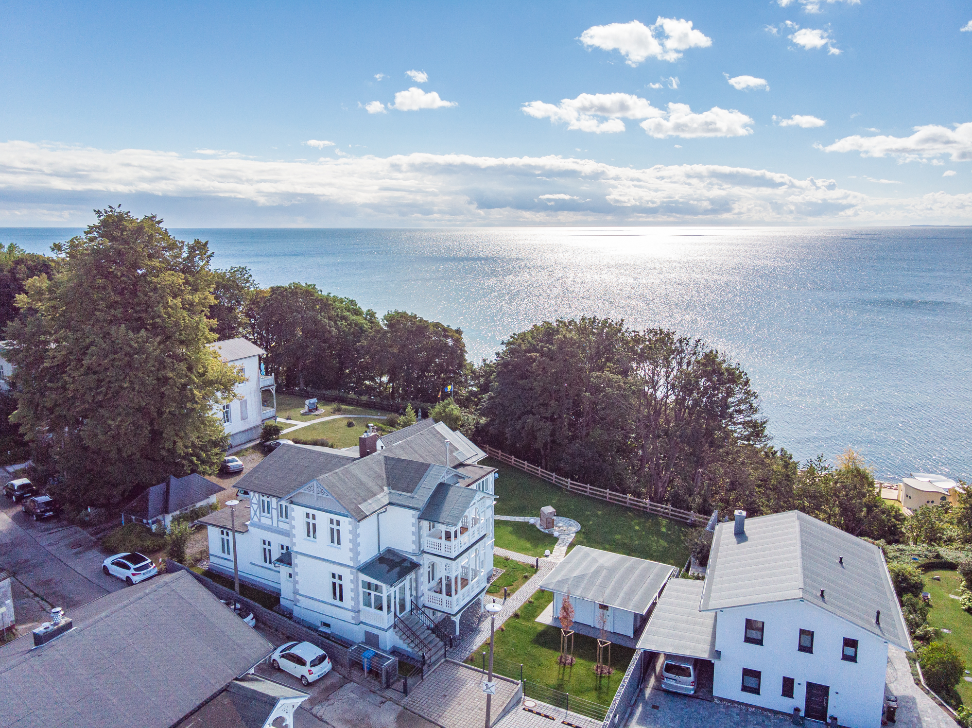 Luftaufnahme eines Ostseebads auf Rügen mit weißen Villen am Meer